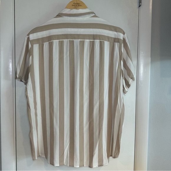 Cactus Man Men’s Stripped Short Sleeve Shirt. Cream and White. Size: XL. - Picture 4 of 6